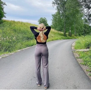 Kostymbyxor - Säljer mina gråa kostymbyxor från madlady i storlek XS L30, inte använda utan har bara testat, säljer pågrund av att dom var lite för stora! Köpta för 499.