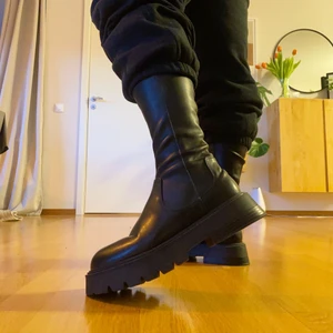 Boots från Berhska - Boots från Berhska som är oanvända. Storlek 39 men skulle säga att de är liiite för små och passar ej breda fötter💜