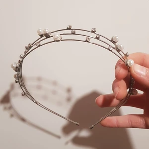 Hårband - Säljer denna hår band därför att den inte kommer till användning. Använd få tal gånger.