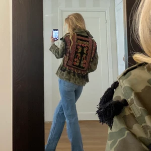 Jacka - Grön skitsnygg jacka med broderi på ryggen från Zara i bra skick, storlek M.💕