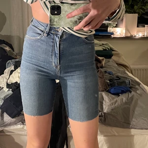 Shorts  - Säljer dessa jeans shorts i blå storlek xs