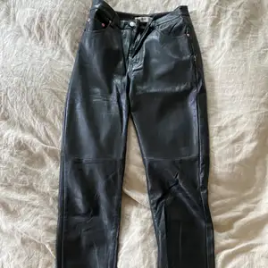 Superfina ”Skinnbyxor” från PULL&BEAR i Stl 34. Highwaist, i en ganska rak modell med en söm över knäet. Nyskick, använda 2 gånger. 