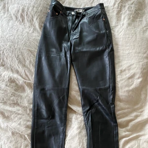 ”Skinnbyxor” PULL&BEAR Stl 34 - Superfina ”Skinnbyxor” från PULL&BEAR i Stl 34. Highwaist, i en ganska rak modell med en söm över knäet. Nyskick, använda 2 gånger. 