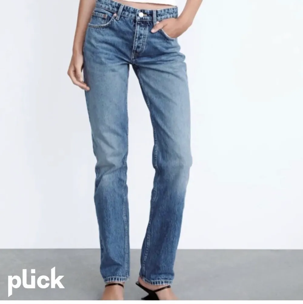 Säljer dessa fina trendiga zara jeans!!!!!!! Strl: 34            SKRIV FÖR INTRESSE‼️‼️‼️. Jeans & Byxor.