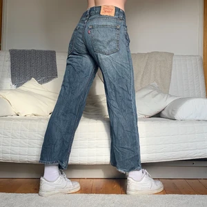 Levis Jeans - Säljer dessa Levis jeans som nog funkar bättre för någon som är 155-165cm lång, om man inte gillar en croppad look dvs! Storleken som står är W32L32, men midjan är 86cm och innerbenslängden är 70cm! Jag på bilderna är 172cm lång och brukar bära storlek 38/W28/S-M/❤️