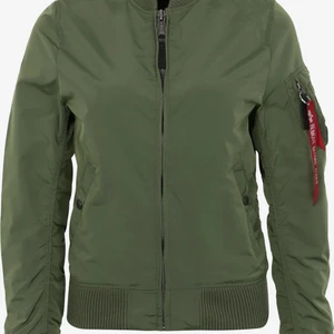 Alpha industries MA-1TT S/M - Den tunna modellen i en fin grön färg. Knappt använt den och ser ut som ny. Är storlek S/M. 