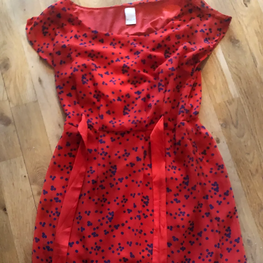 Röd klänning med prickar och band xs. Tunn och snygg till vår och sommar.. Klänningar.