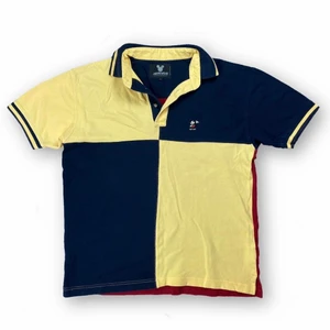 Mickey Mouse Polo - Mickey Mouse polo men’s vintage Disney t-shirt i good fint skick med color block. Storlek S. 100% bomull. Modellen använder vanligtvis storlek S/M och är 169cm.  Flat lay mått: Axel till axel 55cm, Ärmlängd 22cm och längd 71cm. 