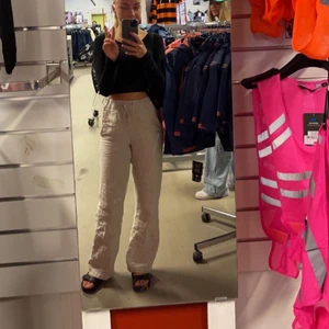 Linnebyxor - Säljer mina absolut favvo linnebyxor ifrån A-DSGN by Alice stenlöf i strl XXS. För att de nu blivit förkorta på mig. Nypris: 899kr. Mitt pris: 400kr vid högt intresse startas budgivning, frakt tillkommer❤️hör av er vid frågor eller intresse. JAG är 164