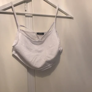 Toppar  - Två vanliga vita toppar en med dragkedja