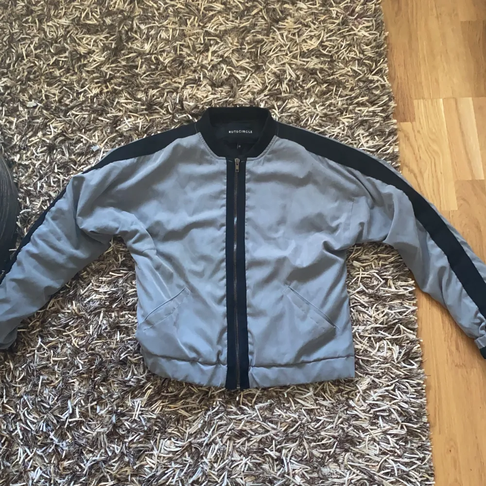 Säljer en cropped vårjacka från märker Rut and circle. Väldigt fint skick då den knappt är använd. Kan mötas i Göteborg eller Karlskrona. Annars står köparen för frakt. Takit.