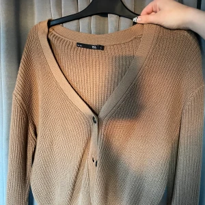 brun kofta - gullig kofta från lager 157🤎 frakt tillkommer!!