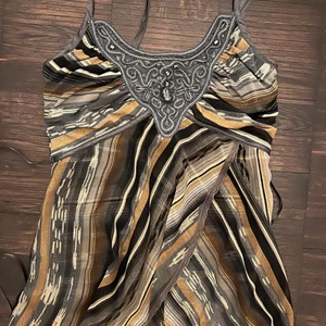 Linne/blus - Jättefint brunt linne/blus!! Går att knyta med rosett där framme!! Kan skicka bilder med den på🥰