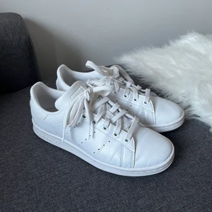 Stan Smith sneakers  - Vita Stan Smith sneakers i väldigt bra skick. Storlek 37 1/3, normal i storlek och passar mig som är 37-37,5😇  