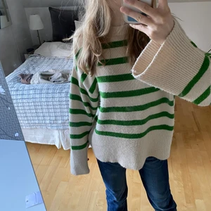 Stickad tröja - Säljer denna fina stickade tröjan eftersom den inte kommer till användning. Använd kanske kanske 10 gånger, så i fint skick inga fel. Köpare står för frakten💕