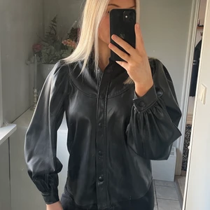 Fest topp i skinn strl S - En snygg fest topp som är helt oanvänd. Toppen är ifrån Zara i strl S men passar även en M. 