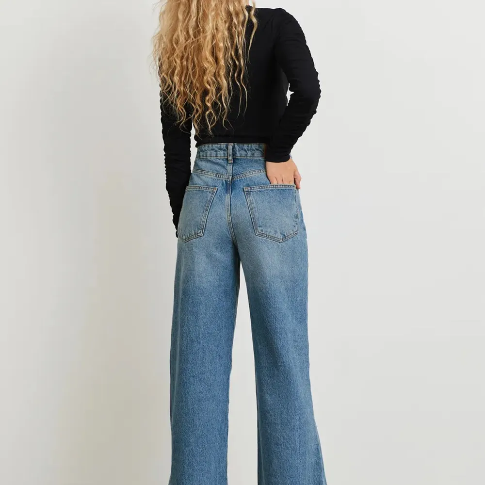 Helt nya Idun Wide jeans i färgen ”skyline destroy” strl 36. Alla etiketter finns kvar, slutsåld på hemsidan. Har ett par i strl 38 på min profil också. Säljer pga inte hann returnera. Kan mötas upp i Älmhult ☀️. Jeans & Byxor.