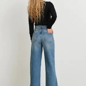 Helt nya Idun Wide jeans i färgen ”skyline destroy” strl 36. Alla etiketter finns kvar, slutsåld på hemsidan. Har ett par i strl 38 på min profil också. Säljer pga inte hann returnera. Kan mötas upp i Älmhult ☀️