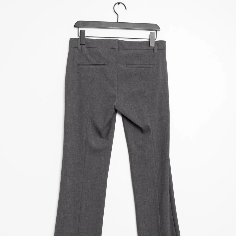 Asballa gråa kostymbyxor som tyvärr var för stora för mig som brukar ha strl 34/36 :(( . Jeans & Byxor.
