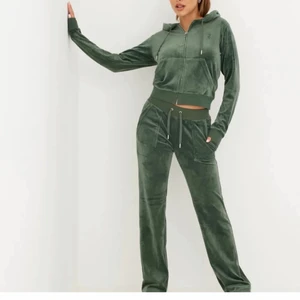 Juice couture  - Säljer mitt gröna sett från juice couture i strl M, funkar också för S då det inte är så stort i storleken. BUD: 1500, första person som budar 1600 eller över släpper jag de till