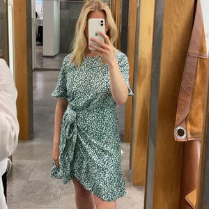 Grön prickig klänning  - En grön prickig klänning som jag har använt ca 2-3 gånger 💚💚