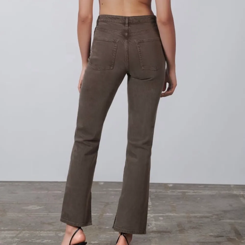 Säljer dessa slutsålda bruna jeans från Zara som är mörkbruna! Färgen syns bäst på bilderna från hemsidan🤎 de har slits och är i storlek 34! Helt NY mer lappen kvar❣️Startbud 200kr exklusive frakten🌸. Jeans & Byxor.
