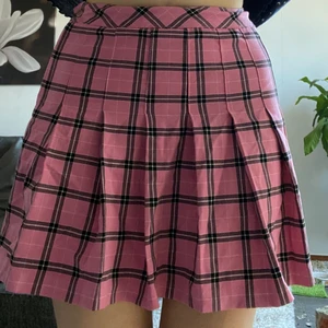 Kjol från H&M strl 34 - Kjol från H&M divided i strl 34, aldrig använd, sitter bra på mig. Hör av dig om du har frågor 🥰 50kr + frakt. Har en likadan kjol i strl 36 i mörkblå!