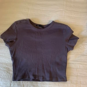 Topp från Zara - Säljer denna fina toppen från Zara pga använder ej. Frakt ingår ej ❤️❤️