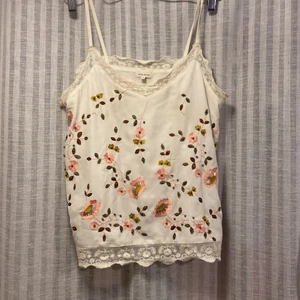 Linne River Island - Linne från River Island med spets och fastsydda pärlor som detaljer. Kan skicka som brev eller spårbart. Köpare står för frakt. Skriv vid frågor🥰