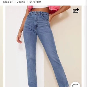 Levis high slim straight jeans - Ett par knappt använda jeans från Levis som jag fick i julklapp. Dem är för stora för mig i midjan. Använda kanske 1-3 gånger, inte mer. NYSKICK. Jag är lite osäker på vad frakten går på men jag vet sedan innan att ett blå paket från postnord med Max 2 kg vikt kostar exakt 99 kr.