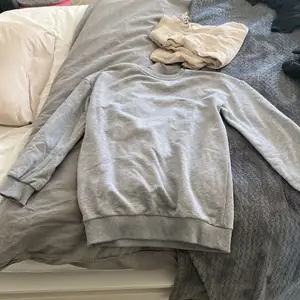 en grå tröja med tryck fram och bak💕
