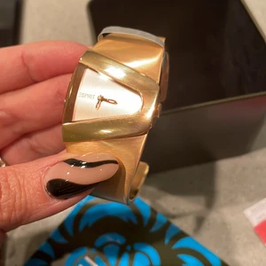 Klocka Esprit  - Helt ny läcker Damurtavla i rosé guld, läcker modell, stålarmband, oanvänd, kommer i sin förpackning, behöver nytt Quartz batteri och  Passar handleder upp till 15,5 cm omfattning) den är  29,2 i diameter!