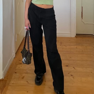 Petit kostymbyxor - SÅ snygga kostymbyxor från ASOS Petite som tyvärr har blivit för stora på mig. Sitter annars jättesnyggt och man kan styla de som båda hög- och lågmidjade 💕 Jag är 160cm lång. (Obs! dessa byxor är PETITE).