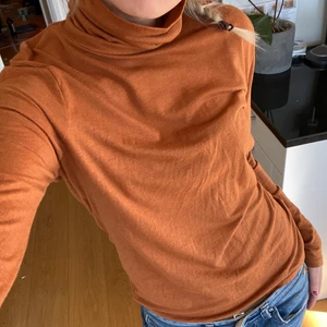 Orange polo - Brunorange polo. Strl L men skulle säga M snarare. Stretchigt material. Bra skick. 