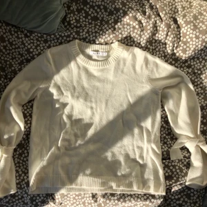 Stickad tröja - Stickad vit tröja från na-kd i väldigt mjukt material. Med band vid ärmarna som man knyter. Storlek XS. 