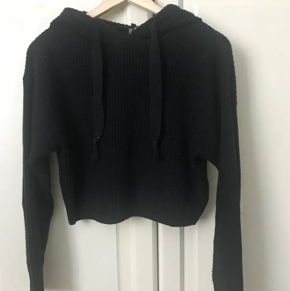 Superskön och fin svart stickad tröja med huva💕💕 säljer för den kmr inte till användning längre 💕. Stickat.