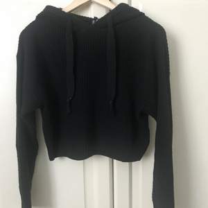 Superskön och fin svart stickad tröja med huva💕💕 säljer för den kmr inte till användning längre 💕