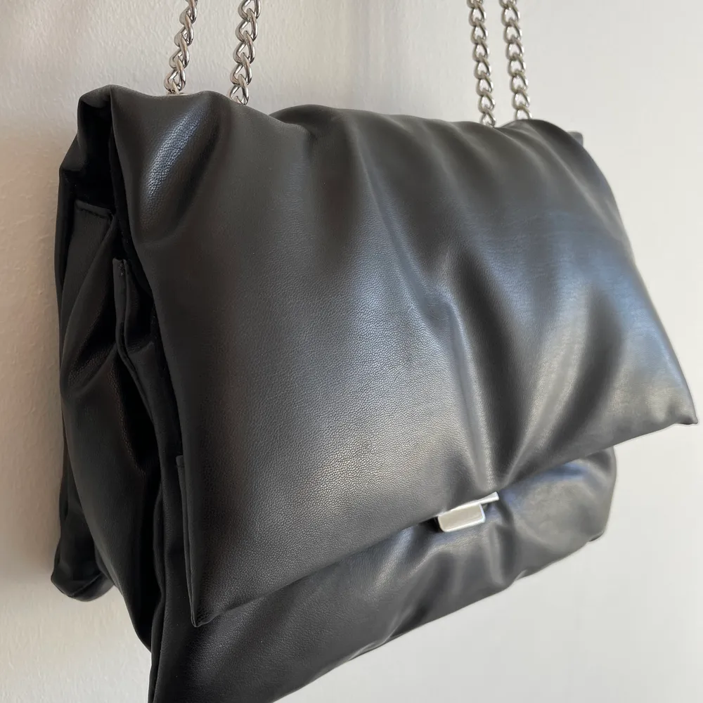 Jättefin väska som inte kommer till användning tyvärr💫 väldigt rymlig med ett innerfack. Använd max 1 gång💘 köparen ståe för frakt. . Väskor.
