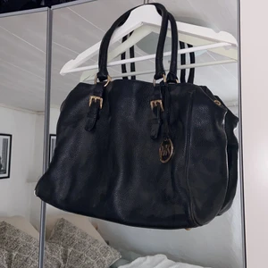 äkta väska från michael kors - Michael kors väska, väldigt praktisk