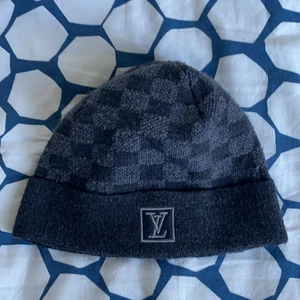 Louis vuttion  - Säljer den eftersom den passar inte riktigt till min stil de är en kopia