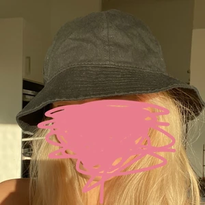 Svart bucket hat - Super fin svart buckethat från weekday! Bra skick. Står som strl L men jag har ganska litet huvud och den sitter bra på mig.