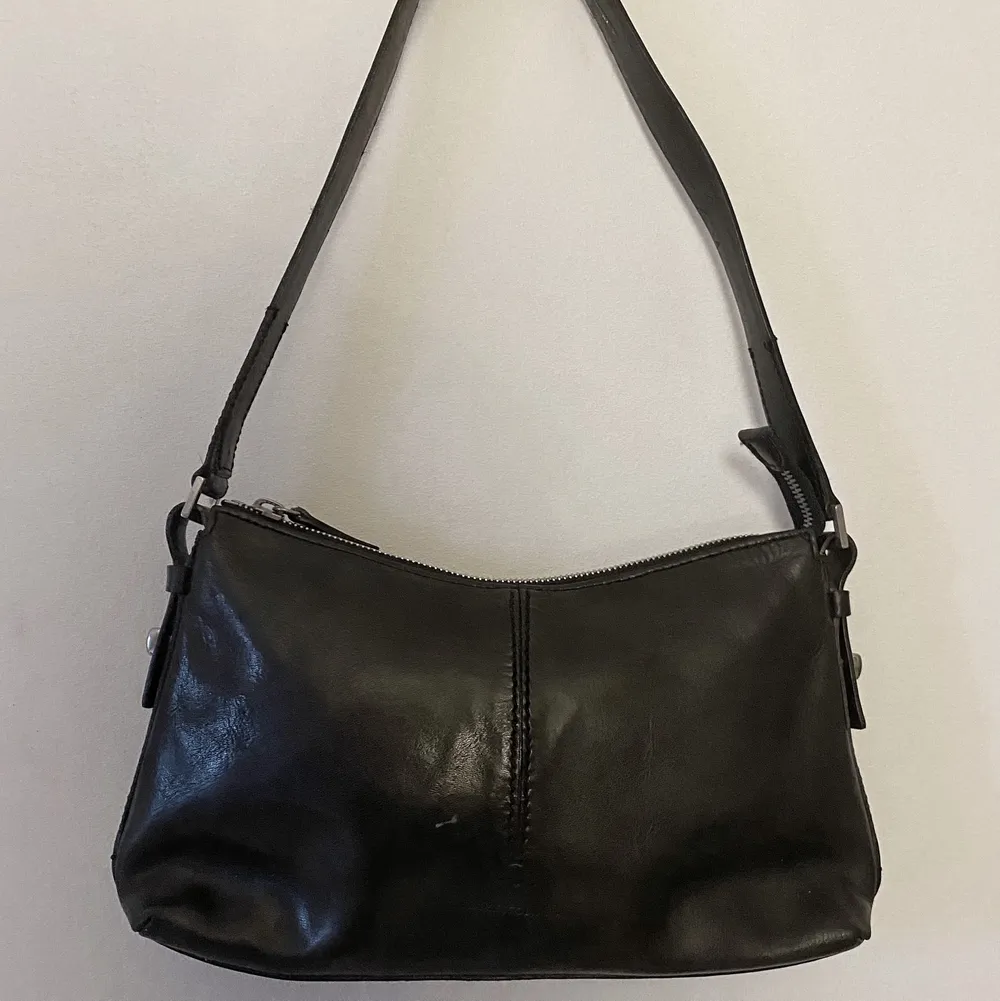Black leather handbag in great condition . Väskor.