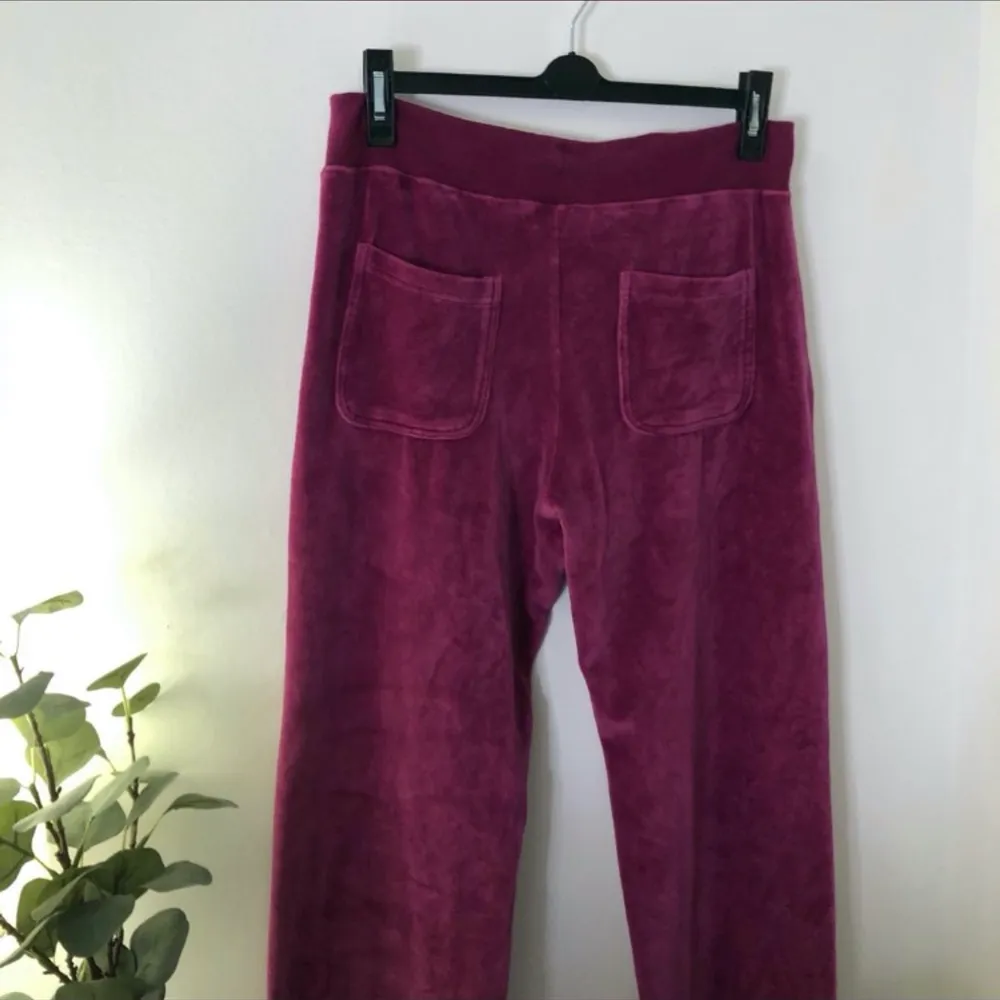 Lila/rosa velour mjukisbyxor med raka ben! Ganska lågmidjade.  Skickar endast! 😇. Jeans & Byxor.