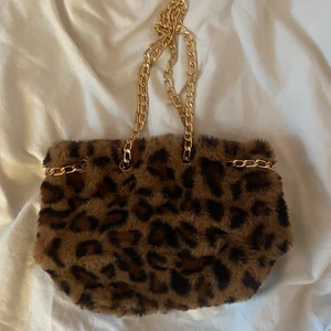 liten leopard väska - en oanvänd handväska, som har stått i garderoben *rensar pga flytt*