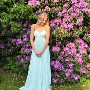 Balklänning  - Balklänning storlek 36. Superfin blå balklänning med öppna partier vid revbenen och fint släp. Perfekt för dig som tar studenten i år och ska på bal eller ska på bal i nian. Original pris 6000kr  mitt pris 2000