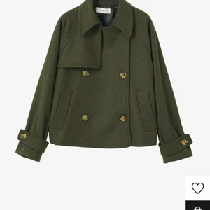 Kort kappa  - Kort grön kappa från mango i storlek M. Den är endast använd någon gång, så därav nyskick. Skriv till mig vid intresse eller fler frågor 💞 