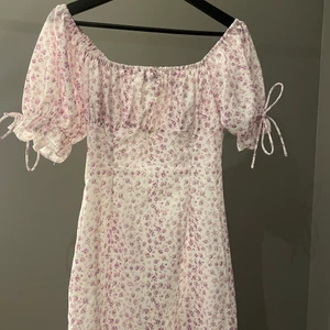 Sommar klänning  - Plagget är bara använd ett fåtal gånger. Det finns en defekt på dragkedjan på sidan av klänningen men den går fortfarande att använda precis som vanligt. Hör av dig om du har ngn fråga 💗💗