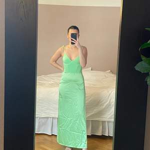 Säljer min gröna klänning med korsett! Den är helt ny och aldrig använd, prislapp finns kvar på den! Säljer för den aldrig har kommit till användning. Köparen står för frakt eller så kan jag mötas upp i Malmö! 