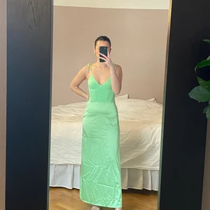 Grön klänning med korsett  - Säljer min gröna klänning med korsett! Den är helt ny och aldrig använd, prislapp finns kvar på den! Säljer för den aldrig har kommit till användning. Köparen står för frakt eller så kan jag mötas upp i Malmö! 