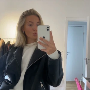 Skinjacka - Säljer min snygga skinjacka eftersom den har blivit för liten. Passar till allt och har en jätte fin passform💕💕. Högsta bud 500. Köp direkt för 250 + frakt